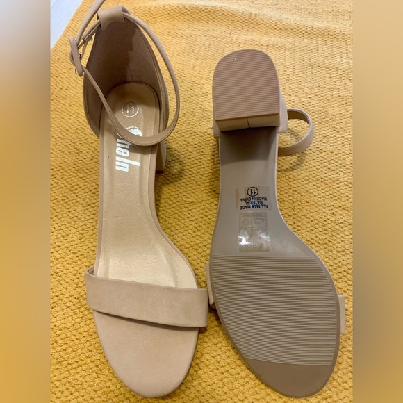 Women’s size 11 high heel shoes - Picture 2 of 4